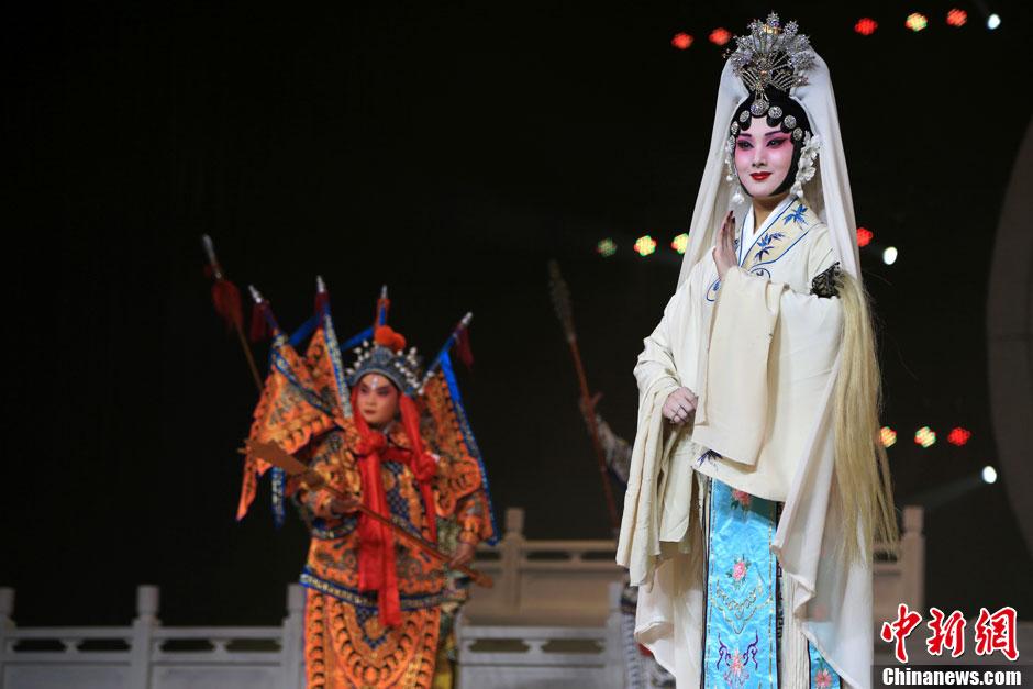 中国古典戏曲服饰展演大羽华裳尽显东方神韵