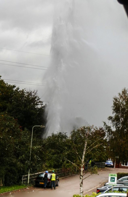 英工人不慎破坏水管喷出水柱高达35米