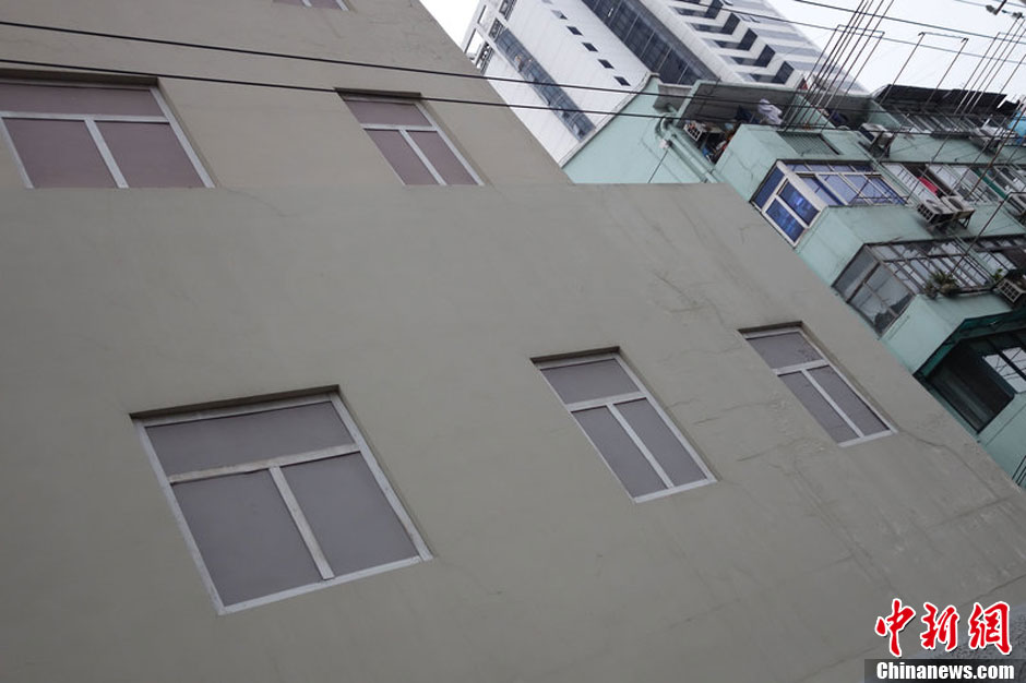 上海一建筑外墙贴30余个假窗户