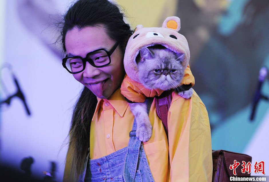 北京举行潮流品牌展猫男展示个性潮范儿