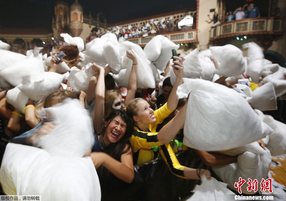 美数千民众参加枕头大战 欲破吉尼斯世界纪录-中新网