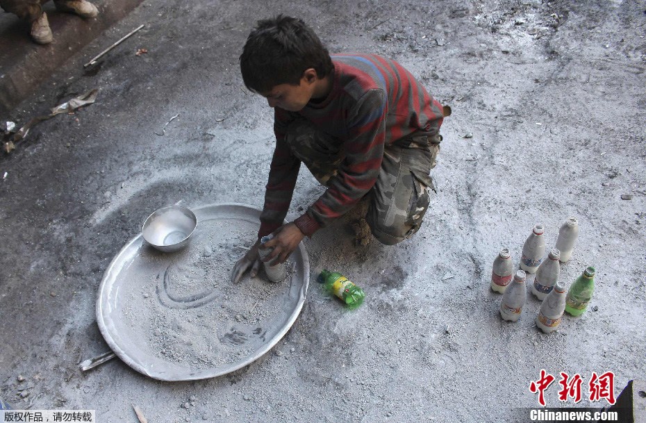 叙利亚13岁童军持阵亡父亲步枪作战