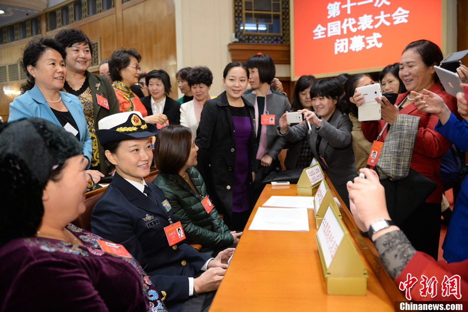 中国妇女十一大闭幕妇女代表围拍宋祖英