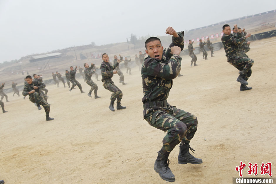 10月31日,济南军区某特种作战团开展深秋特训.