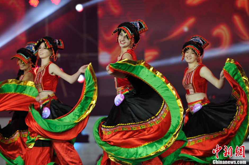 回顾了在中国期间的比赛,生活,学习点滴,并跳起了中国少数民族舞蹈