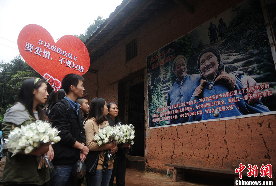 爱情天梯主人翁去世一周年志愿者清扫天梯