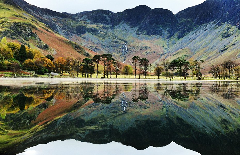 英国秋景如画山水倒影相映成趣