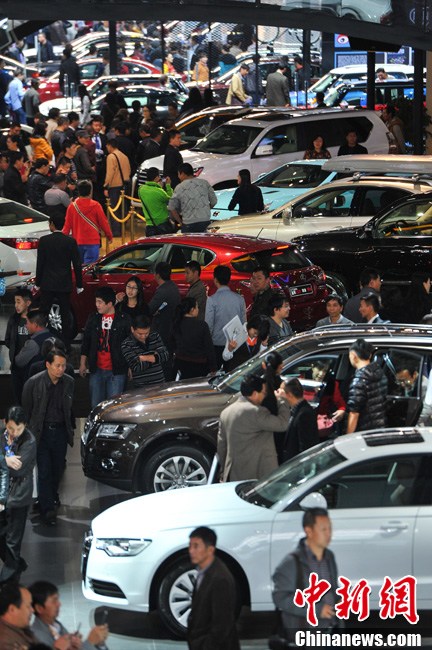 昆明车展豪车云集人潮涌动
