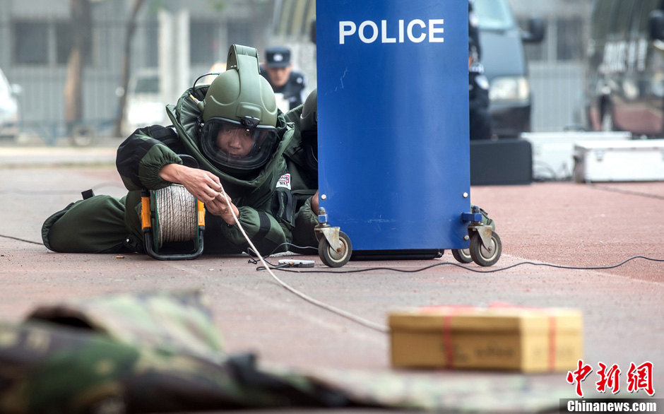武汉铁路警方开展排爆演练