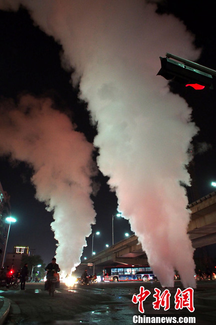 石家庄街边供暖井井喷热气喷出数十米高