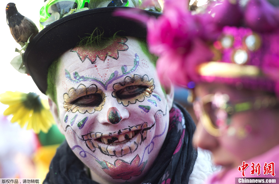 荷兰民众举行狂欢大游行引爆节日气氛