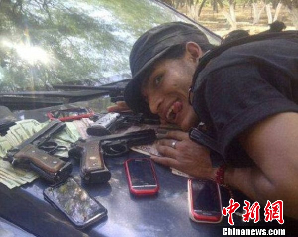 墨西哥毒贩招聘新人社交网站炫富凹造型