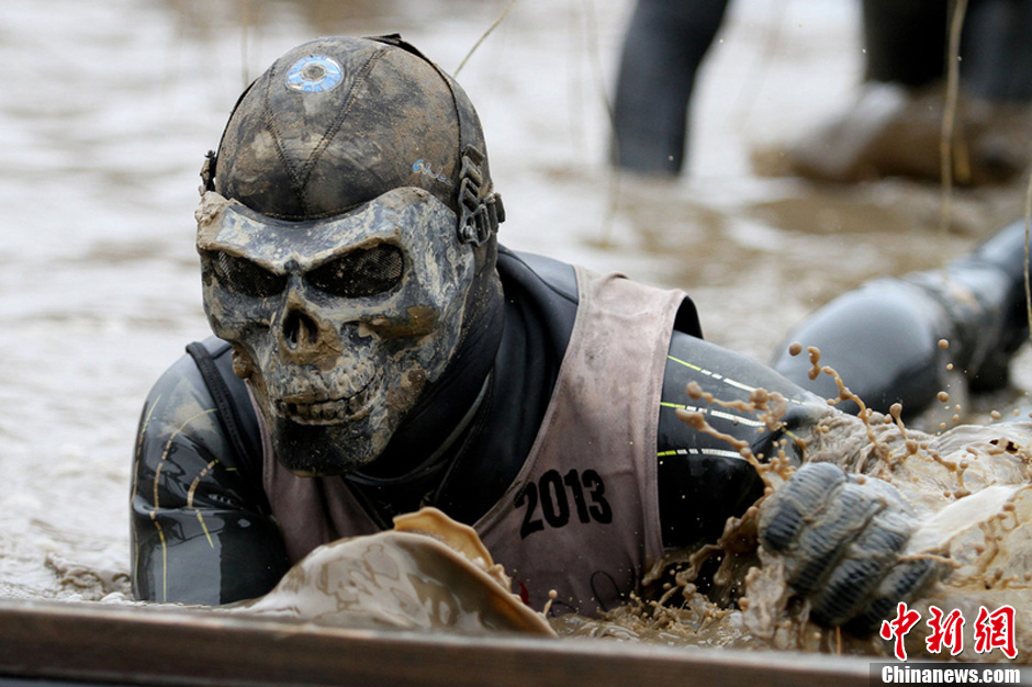 世界最艰难泥浆大赛选手上演奇装异服秀