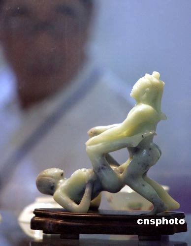 图中国古代性文化展吸引参观者