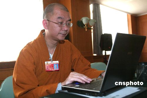 图学诚大和尚会前忙上网