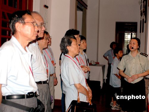 图为周恩来侄女周秉德(前排中),周恩来侄子周秉钧(前排左)在观看展览.