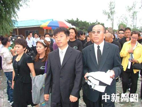 组图高秀敏骨灰落葬纪念雕像揭幕3