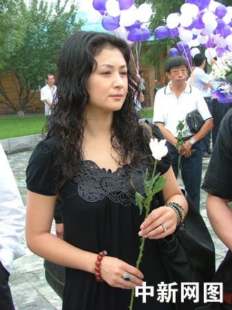 组图高秀敏骨灰落葬纪念雕像揭幕3