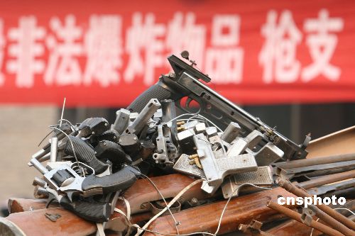 图:河南许昌销毁1187支非法枪支