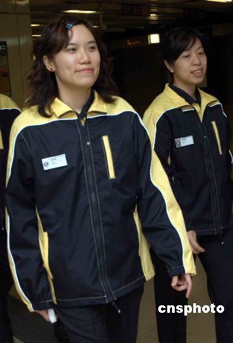 随着香港铁路有限公司首班列车启航,工作人员亦穿上新制服迎接