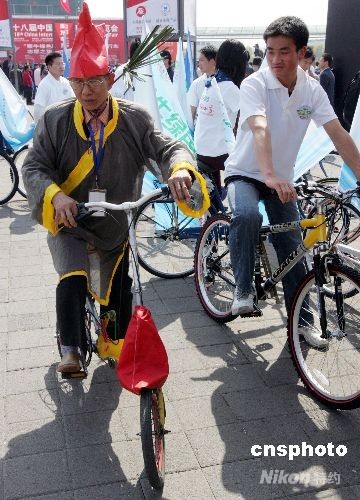 图:"绿色骑手"自行车志愿之旅上海出发(2)