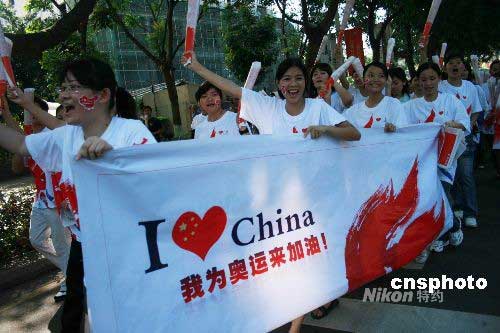 图椰城尽飘奥运五环旗和五星红旗2