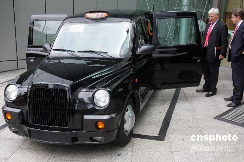 图中国造首辆英伦黑色出租车亮相上海