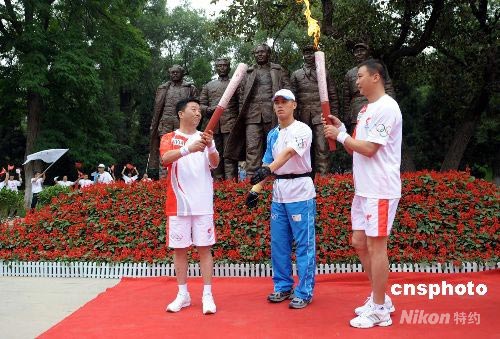 图延安时期五大书记见证圣火传递