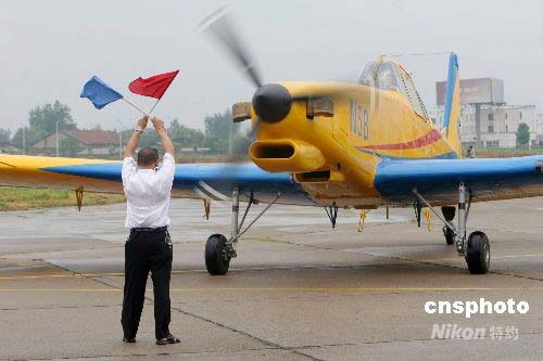 图为农5b飞机准备起飞.中新社发 许珊 摄