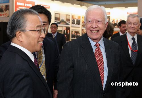 图戴秉国陪同卡特北京参观中美建交图片展
