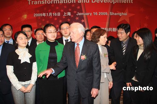 图:美国前总统卡特与上海大学生交流
