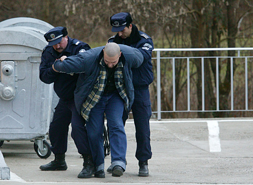 图保加利亚悍匪劫持巴士后投降2