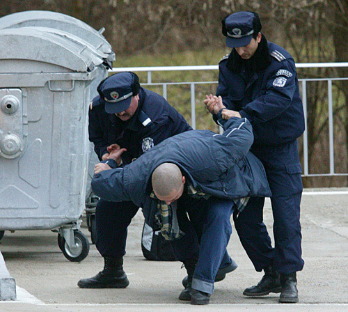 图:保加利亚悍匪劫持巴士后投降(3)