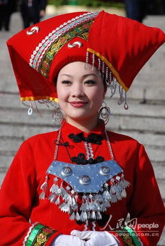 图:两会上美丽的壮族礼仪姑娘