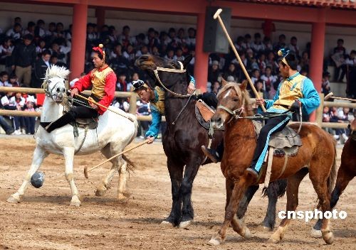 开封清明上河园内的马球竞技表演.