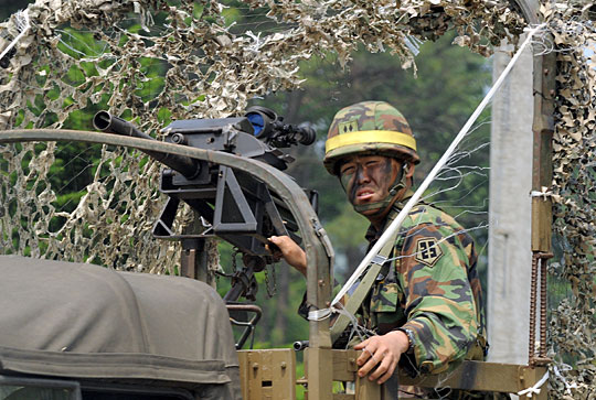 图:韩国海军陆战队举行军事演习(2)