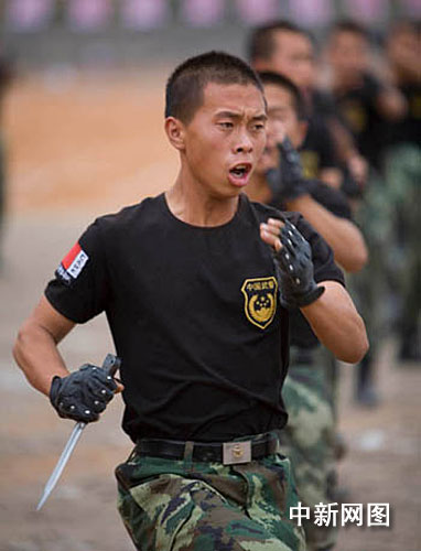 图为武警战士在表演匕首攻击术.