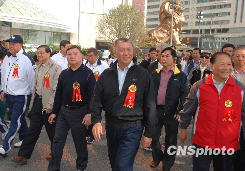 图:何厚铧参加澳门"公益金百万行"活动