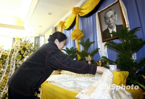 阿沛·阿旺晋美的女儿为父亲灵堂献上哈达