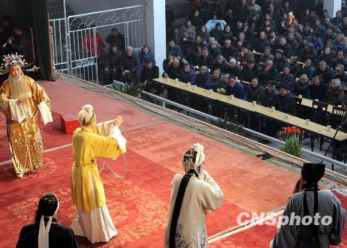 浙江绍剧团送戏到山村