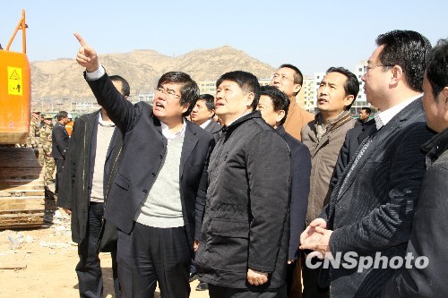 子洲县委书记雒凤祥向洪峰副省长(左二)和榆林市市长胡志强(右一)介绍