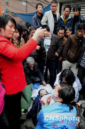 图老汉昏死街头白衣天使当街救人5