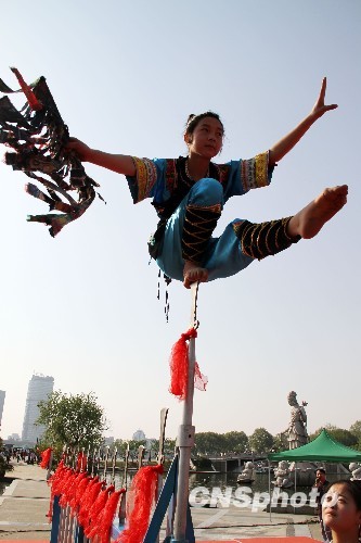 图:中华绝技表演在南京开幕(2)