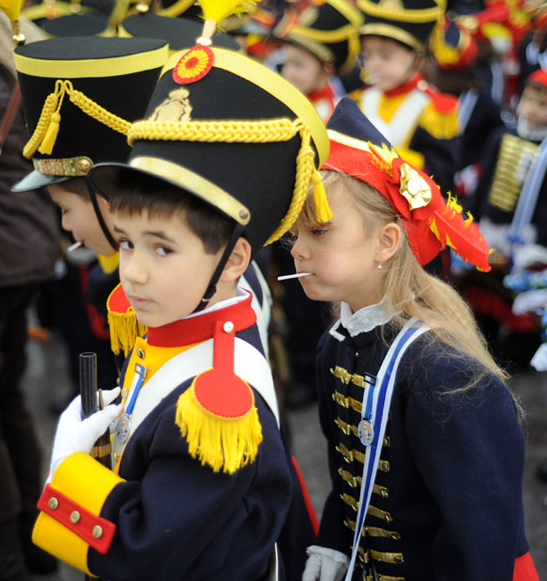 迎传统节日西班牙儿童游行中尽显童趣