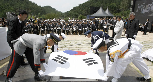 组图韩国前总统卢武铉骨灰下葬仪式举行2