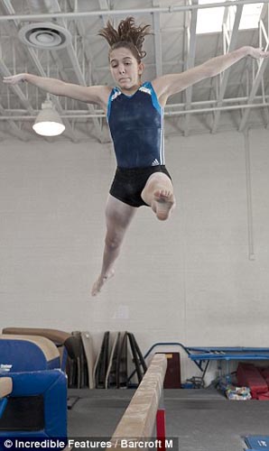 在美国体操学院奖长滩公开赛中展现了优美精湛的平衡木和高低杠动作