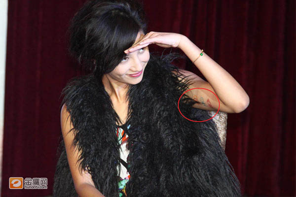 郑希怡宣传新龙门客栈露私密纹身