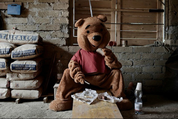 benjamin在摄影集《我是小熊维尼》"i am winnie the pooh"中,让影视