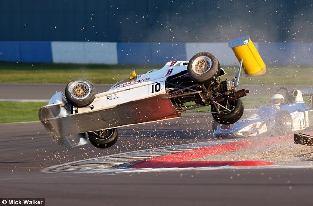 英国赛车手遇翻车竟毫发未损