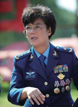 "功勋飞行员"岳喜翠被授予空军少将军衔